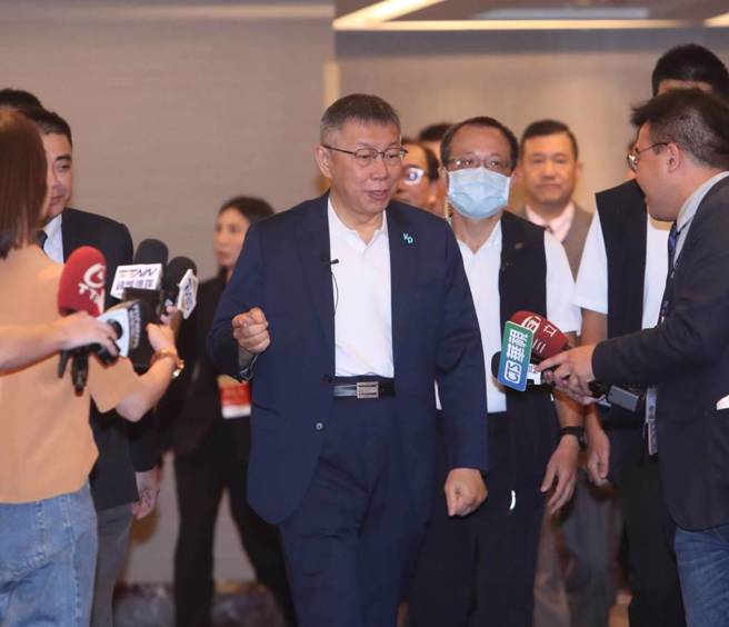 在野是否整合备受关注。传出民眾党主席柯文哲（中）曾在党政会报上飙骂「去死吧」。（资料照）