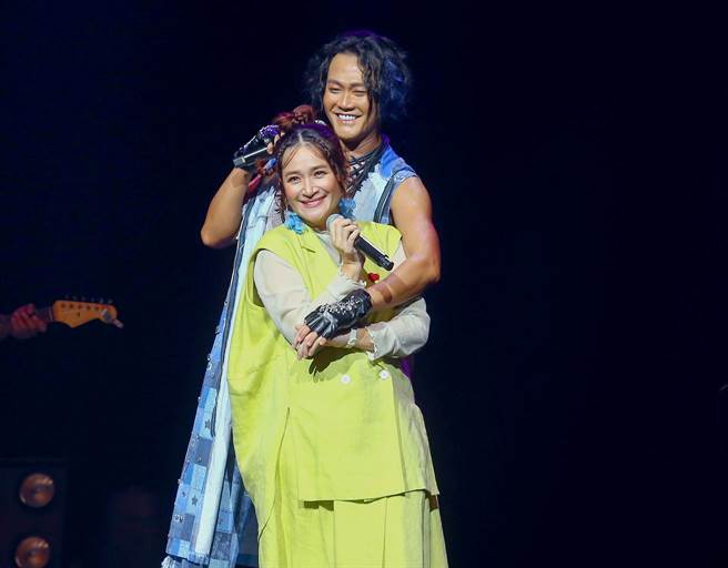 林俊逸今邀羅美玲合唱。（粘耿豪攝）