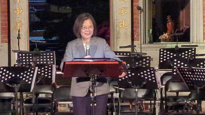 蔡英文总统出席古厝音乐会，称讚黄崑虎长年举办音乐会已成为地方重要文化资产。（程炳璋摄）