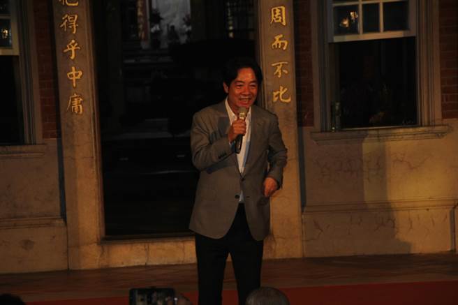 副总统赖清德出席古厝音乐会获民眾热烈欢迎，他盼明年1月13日投票后，可以接棒蔡英文担任总统。（程炳璋摄）