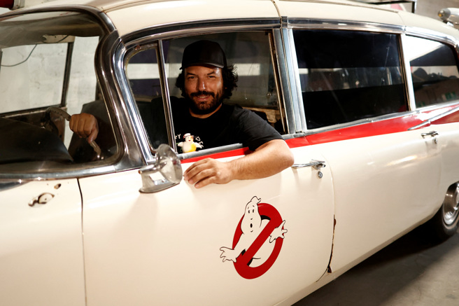 賈利格17日展示《魔鬼剋星》（Ghostbusters）劇中人物用車的複製品。（路透）