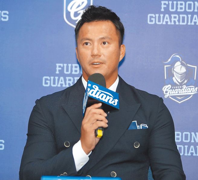 富邦悍将5日为高国辉举办引退记者会，高国辉在记者会中谈到退休的原因表示，主要是认为今年自己不管怎么努力，都没办法恢復以前的身手，所以想把舞台留给年轻球员，相信他们会做得比自己更好。（季志翔摄）