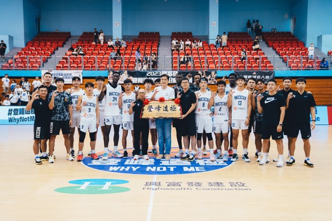 政治大学拿下大专男子组冠军。(主办单位提供)