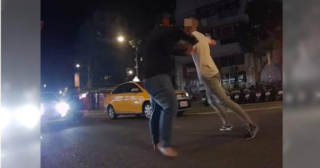 新北市土城区一名林姓男子（右）亮出利器攻击前方机车骑士，遭到友人（左）阻止。（图／翻摄自「爆料公社二社」脸书、记者爆料网）