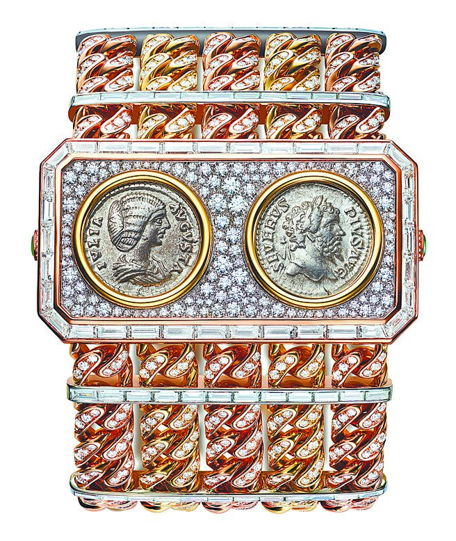 寶格麗Monete Catene系列雙古幣Dual Time兩地時區神祕表，雙表盤各自鑲上羅馬皇帝與皇后肖像古幣。（BVLGARI提供）