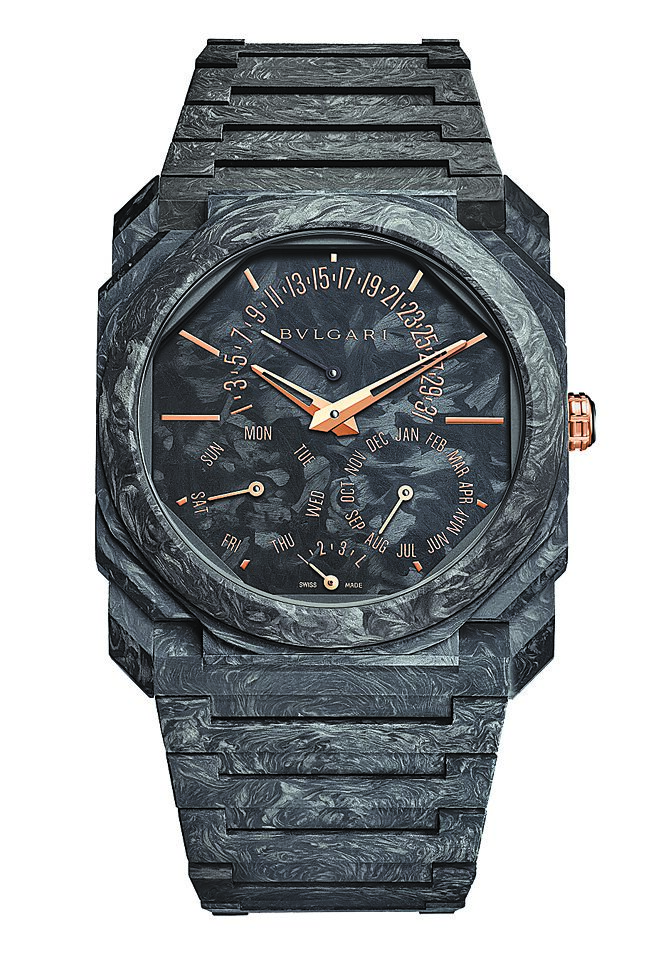 寶格麗Octo Finissimo Perpetual Calendar超薄萬年曆腕表，黑色碳材質與玫瑰金的「黑金」對比色調。（BVLGARI提供）