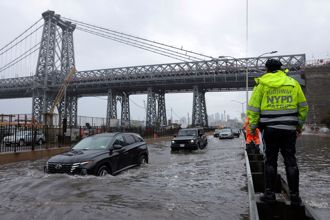 大豪雨釀淹水 紐約州長：暴洪恐成新常態