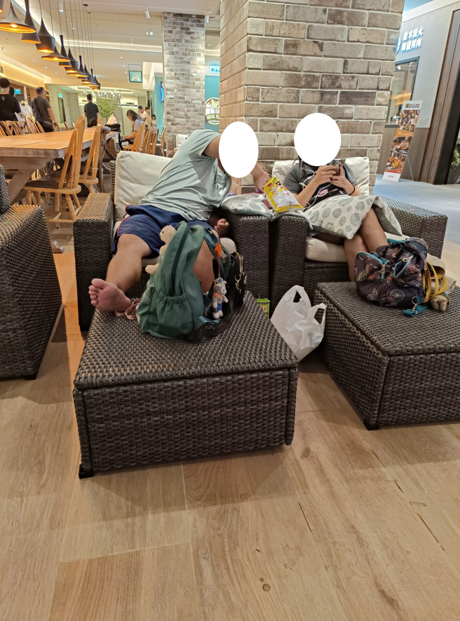 男子边馈咖边吃零食，像在自己家。(翻摄自爆怨公社)