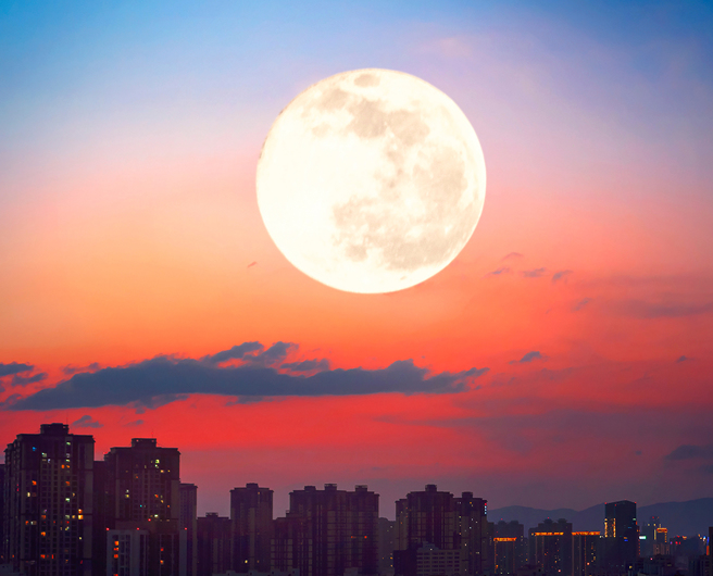 中秋节傍晚，台南西边天空出现一道神秘的蓝色光束，对此，廖大乙指出，以民俗角度来说恐怕不是好兆头，提醒民眾要特别注意。（示意图／达志影像）