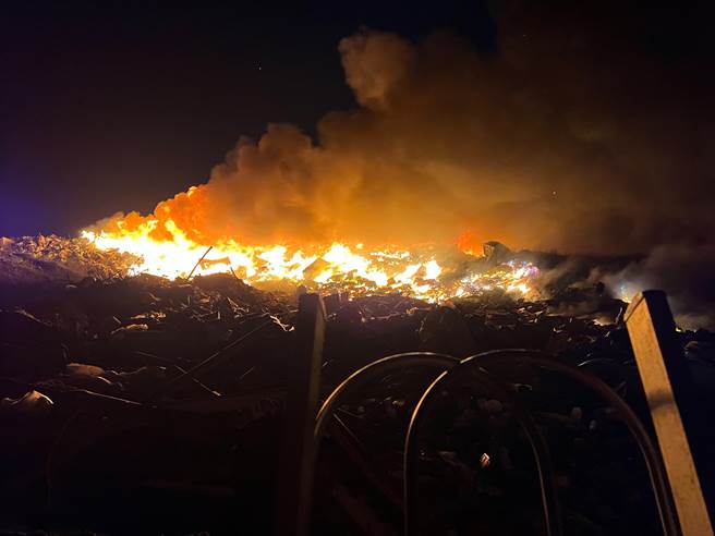 吉贝垃圾掩埋场失火，暗夜仍持续闷烧。（澎湖县政府消防局提供／许逸民澎湖传真）