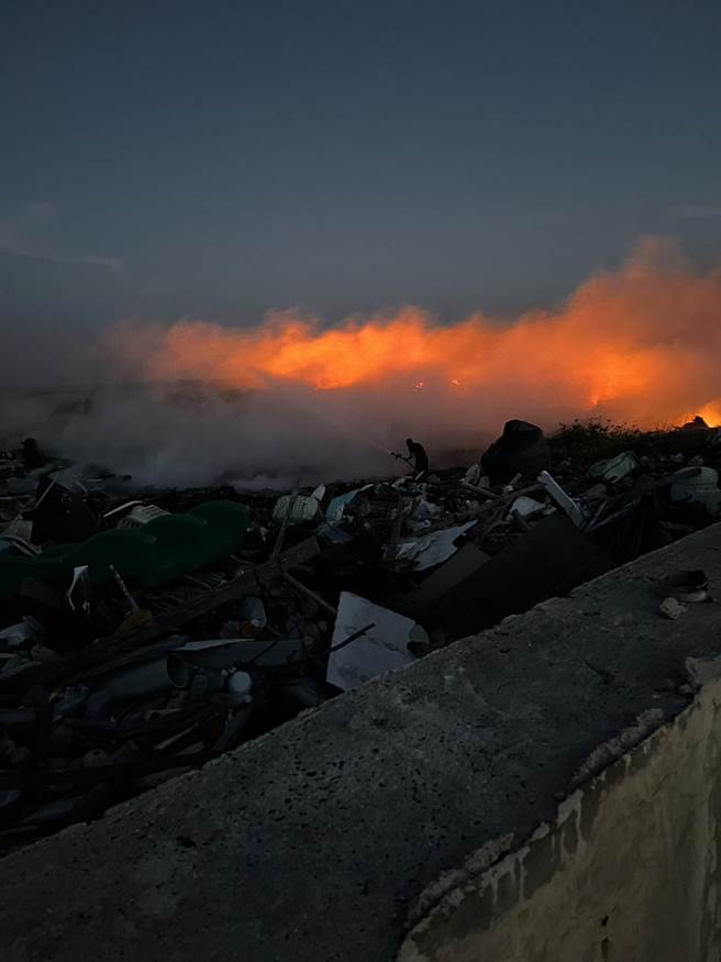 由于废弃物下沼气堆积助燃，吉贝垃圾掩埋场火势不断。（澎湖县政府消防局提供／许逸民澎湖传真）