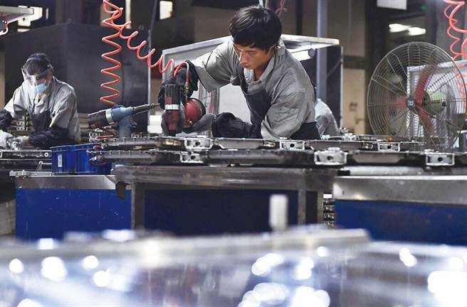 大陆官方公布9月制造业PMI为50.2，为3月以来首次回到扩张区间，略高于市场预期。分析认为大陆制造业似乎已经见底，不过明年外需仍然疲弱，消费者信心未见恢復，预期难以快速反弹。（中新社资料照片）