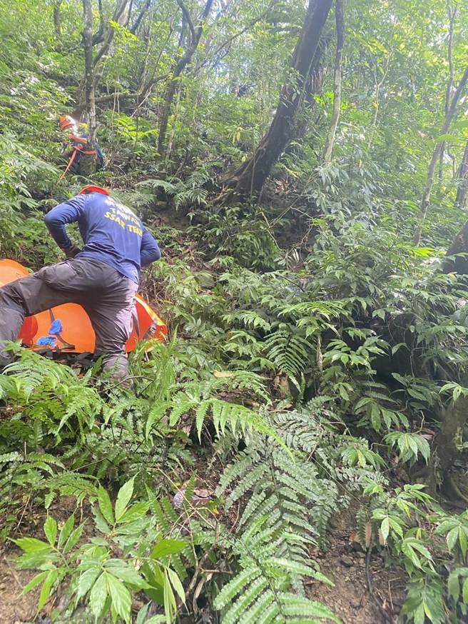 消防人员连日搜救，终于在二斜坑溪谷附近找到失踪多日的吴男。（照片 / 柯毓庭翻摄）