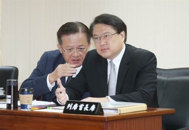 内政部长林右昌（右）。（资料照，姚志平摄）