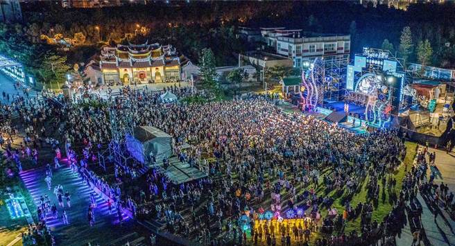 澎湖馬公觀音亭昨晚追風音樂節閉幕，擠進萬人。（澎管處提供／許逸民澎湖傳真）