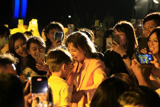 叮噹到台下與歌迷互動，粉絲為之瘋狂。（許逸民攝）