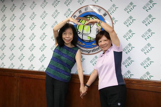 王雪梅和高燕琴从移民署退休后，仍无法忘怀帮助新住民的快乐，毅然加入台北市服务站志工队。（移民署提供）