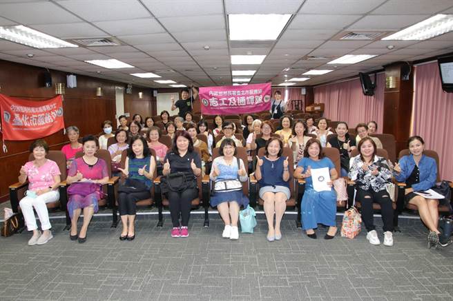 移民署台北市服务站定期举办志工通译队教育训练，由一群热情有朝气的志工们参训，其中不乏退休员工参加。（移民署提供）