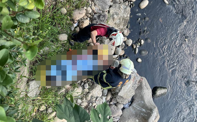 桃园市桃园区42岁女子今天凌晨在大兴路陆桥坠下，桃园市消防局大有分队获报赶往救援。（翻摄照片）