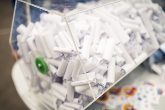 一名男子和家人参加里长举办的摸彩活动，他坐了一整晚杠龟。（图／示意图，达志影像）