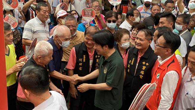民进党总统参选人赖清德到台中市军福宫参庙，受到支持乡亲热情相迎。（陈淑芬摄）