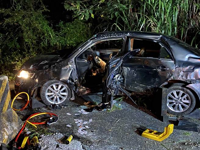 台中市和平区1日凌晨传出轿车自撞护栏事故，车体左侧板金被撞到全凹陷，车上驾驶和2名乘客受伤。（民眾提供／潘虹恩台中传真）