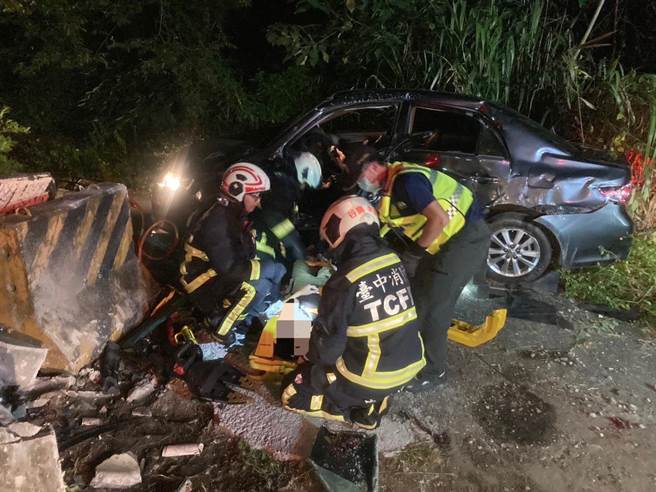 台中市和平区1日凌晨传出轿车自撞护栏事故，29岁邱姓男驾驶一度受困车内，经警消到场协助脱困送医。（民眾提供／潘虹恩台中传真）