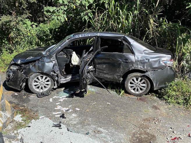 台中市和平区1日凌晨传出轿车自撞护栏事故，车体左侧严重毁损，撞击力道恐不小。（民眾提供／潘虹恩台中传真）