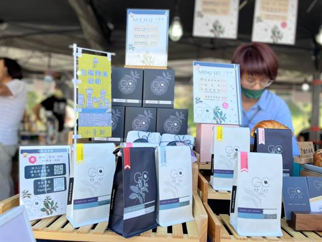 10月6日至22日在鶯歌農會捷運通廊道停車場舉辦的「精萃時光咖啡農創市集」，天天皆有攤位，平日共有10個攤位，假日則有19個攤位。（新北市農業局提供／蔡亞樺新北傳真）