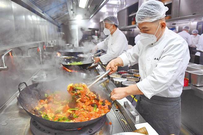 9月财新中国服务业PMI跌至50.2。图为餐饮业厨师正在炒菜。（图／新华社）