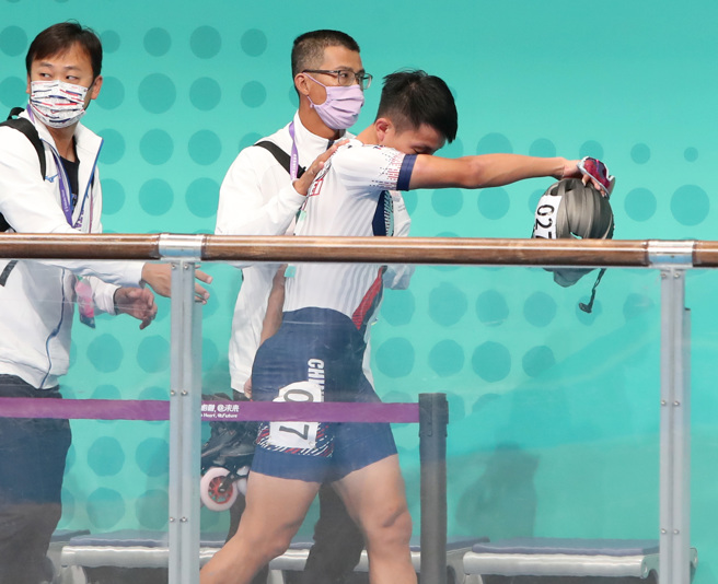中华队滑轮溜冰选手黄玉霖（右）在杭州亚运男子1000公尺争先赛决赛中因碰触到大陆选手被判失格。（郑任南摄）