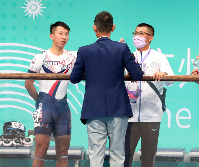 中华队滑轮溜冰选手黄玉霖（左）在杭州亚运男子1000公尺争先赛决赛中因碰触到大陆选手被判失格，教练吴炯助（右）也极力向裁判争取。（郑任南摄）