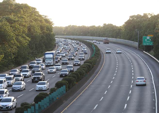 中秋节连续假期第2天，国道三号傍晚时刻北上龙潭至大溪路段车潮涌现，时速在20-40间，与南下车流强烈对比。（陈怡诚摄）