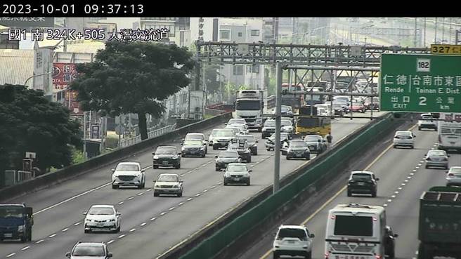 今日09时36分国1北向325.1公里发生3小客车追撞，占用中间与内侧车道，导致后方回堵4公里(高公局提供／简立欣台北传真)