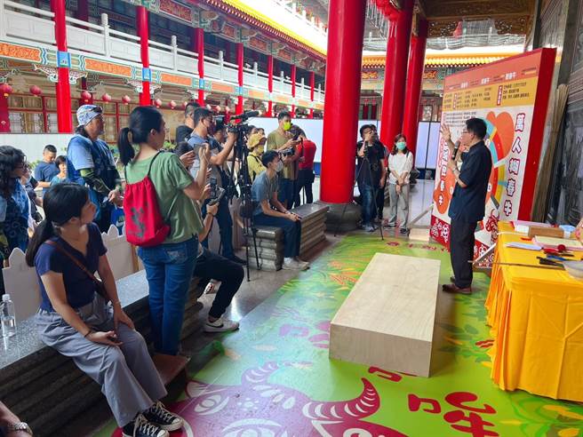 正统鹿耳门圣母庙道长吴文进教导大家制作真正的纸春牛。（正统鹿耳门圣母庙提供／程炳璋台南传真）