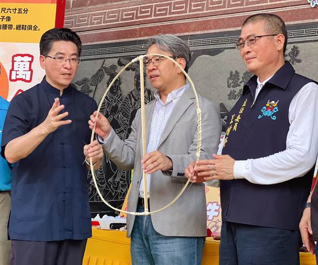 正统鹿耳门圣母庙道长吴文进（左一）台南市文化局长谢仕渊（中）制作真正的纸春牛。（正统鹿耳门圣母庙提供／程炳璋台南传真）