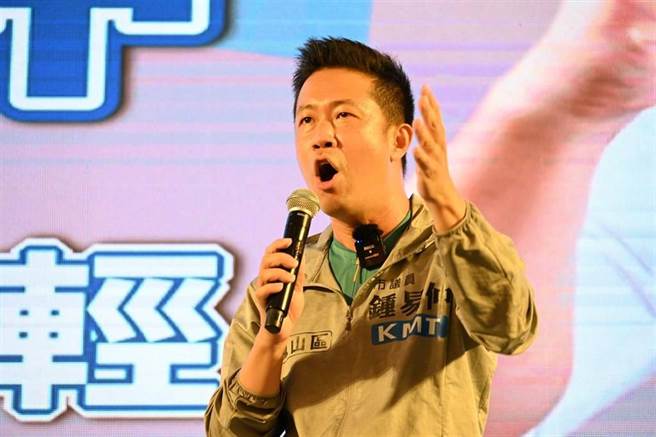 高市议员锺易仲接获多位民眾陈情，称喷药防治的人力不足，市府把长照中心员工拉去支援，却连防护装备都要自行添购，另外，更有民眾表示家中小狗在喷药后出现不适。（资料照片）