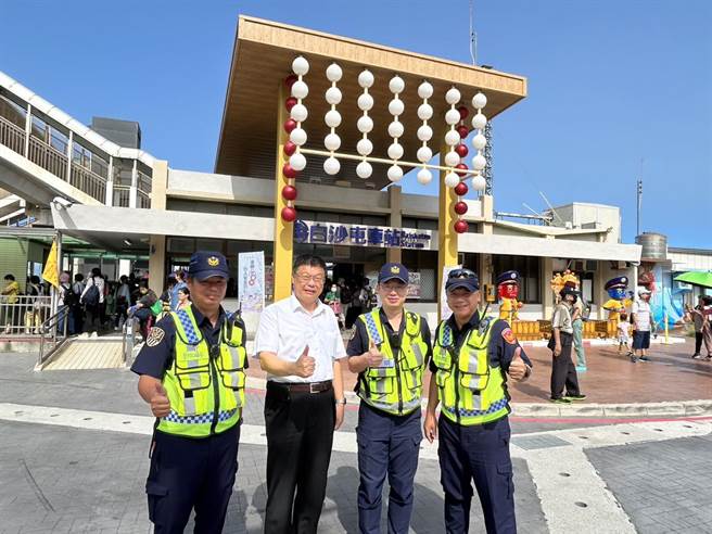 台铁局长杜微(左二)访察白沙屯车站(台铁提供)