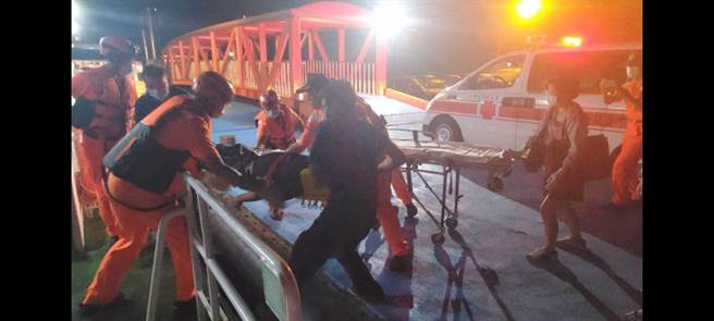 海巡署人员协助将北竿受伤民眾后送南竿就医。（海巡署提供）