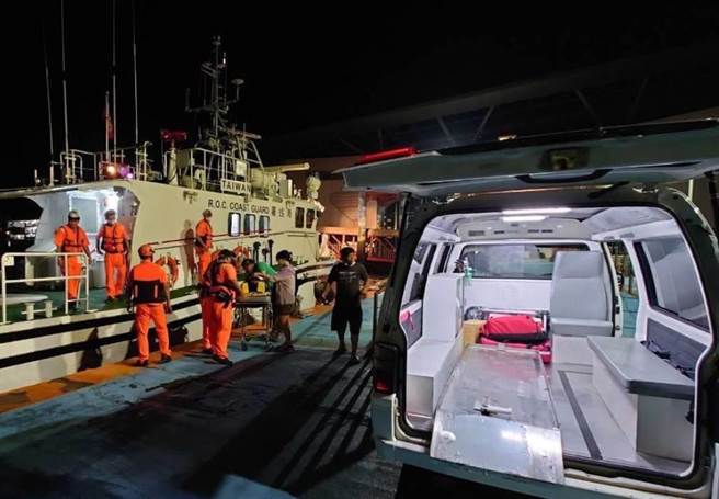 海巡署人员协助将北竿受伤民眾后送南竿就医。（海巡署提供）