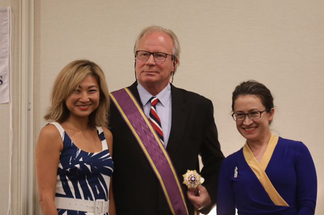 昆布劳在美为台游说30载 萧美琴代颁景星勋章 驻美代表萧美琴（右）30日代表总统蔡英文，颁授大绶景星勋章给为台湾在美国国会游说34年的台湾人公共事务会（FAPA）资深政策顾问昆布劳（中）。左为昆布劳夫人何燕青。（图/中央社）
