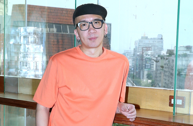 作家H最近杠上黄宥嘉医师与《新闻挖挖哇》制作单位。（图／中时资料照）