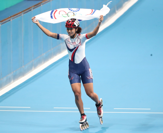 杭州亚运滑轮溜冰女子1000公尺争先赛李孟竹以1分38秒518摘金。（郑任南摄）