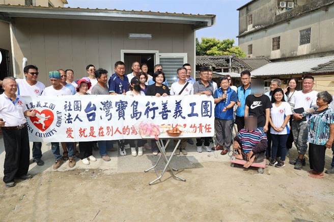 台湾宝岛行善义工团为四湖乡曾姓父子3人新建无障碍的3房、1厅、1卫，今（1日）落成交屋。（周丽兰摄）