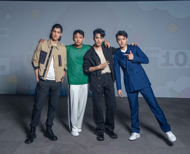 SpeXial团员罗宏正（左起）、许明杰、林子闳、易柏辰（易恩）时隔6年再度公开合体。（TVBS提供）