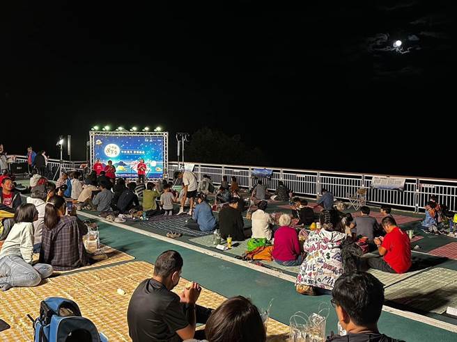 游客在清境高空观景步道平台赏月、野餐与听演唱会，响应「星空友善公约」，度过特别的中秋佳节。（南投县政府提供／杨静茹南投传真）