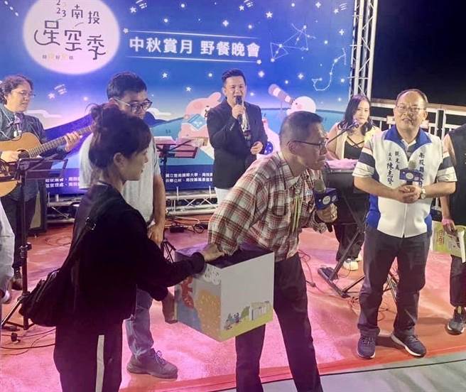 游客席地而坐野餐、听演唱会，还有星月宾果乐趣味活动串场，热闹有趣。（南投县政府提供／杨静茹南投传真）