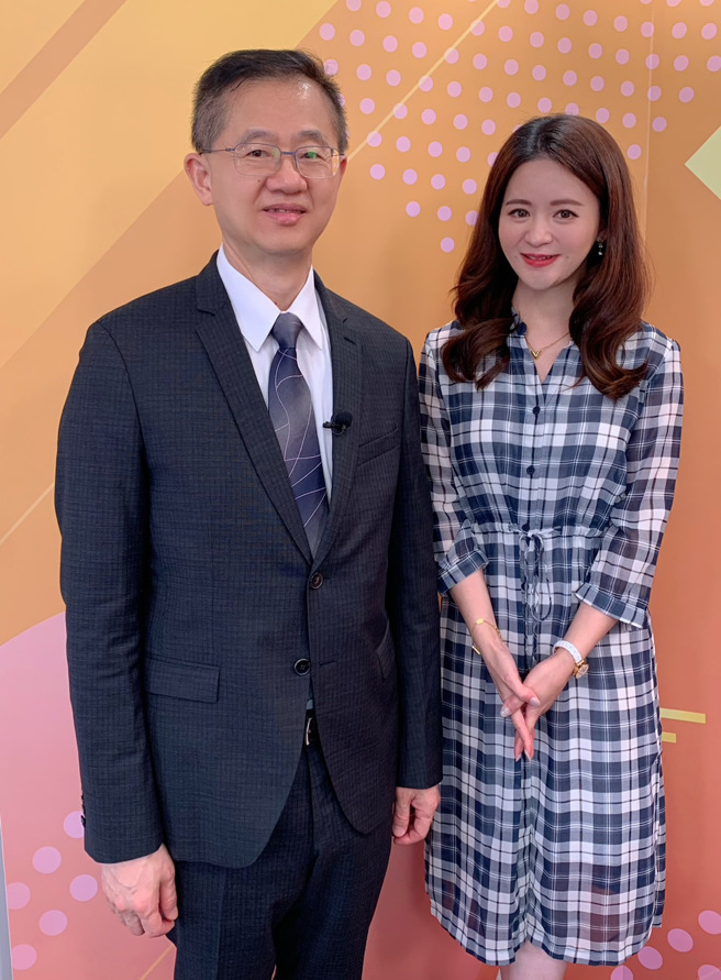 台湾运彩总经理林博泰（左）上时来运转节目，与主持人尉迟佩玉谈运彩眉角。（林胜发摄）