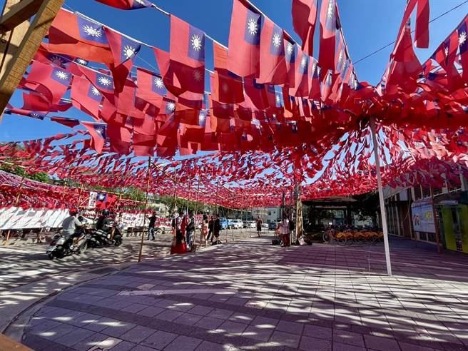 桃园市国旗屋米干店老板张老旺，连续第29年将在国庆日当天举办升旗典礼，忠贞新村旗海飘扬。（吕筱蝉摄）