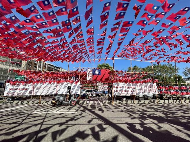 桃园市国旗屋米干店老板张老旺，连续第29年将在国庆日当天举办升旗典礼，忠贞新村旗海飘扬。（吕筱蝉摄）